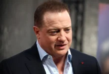 Brendan Fraser se dívá do strany.