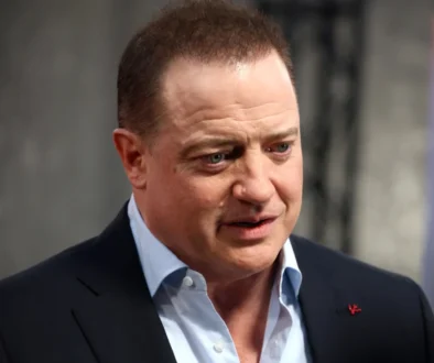 Brendan Fraser se dívá do strany.