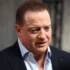 Brendan Fraser se dívá do strany.