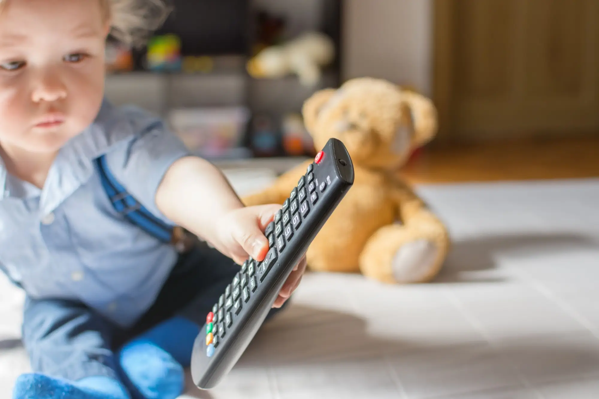 dítě s ovladačem