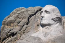 Obličej George Washingtona ve skále.