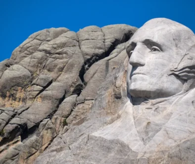 Obličej George Washingtona ve skále.