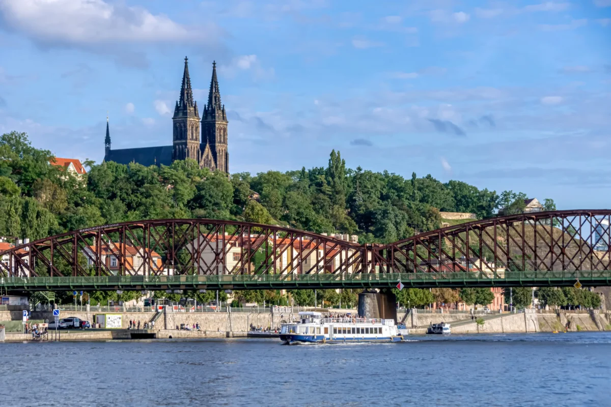 Pohled přes vodu na Vyšehrad