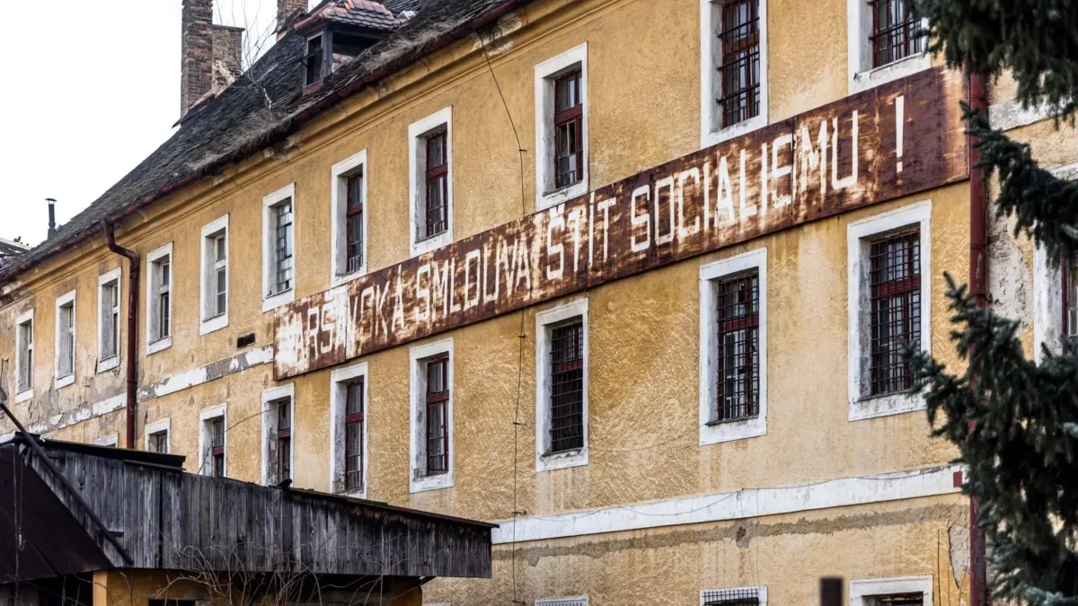 rezavá cedule na domě