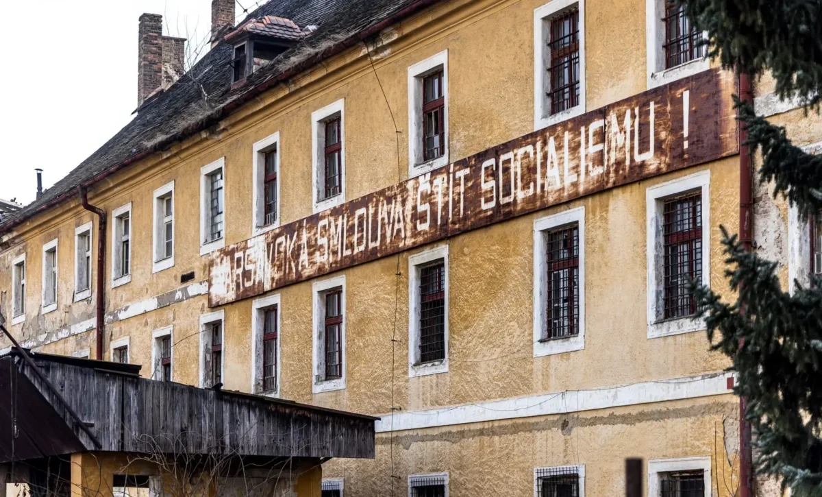 rezavá cedule na domě