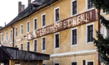 rezavá cedule na domě