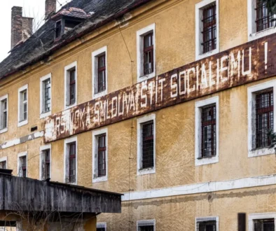 rezavá cedule na domě