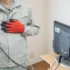 Muž v ruce drží kabel od televize.