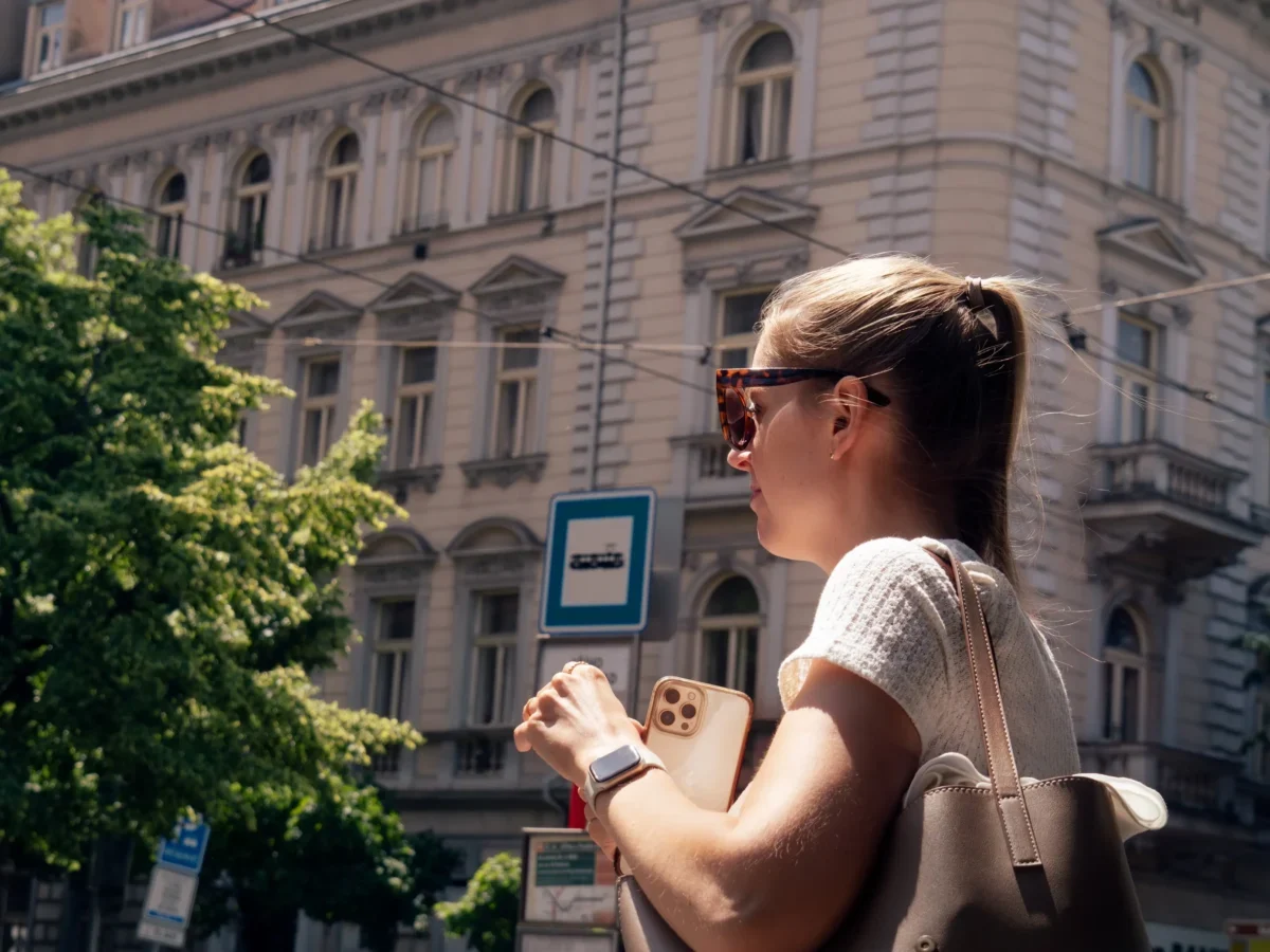 Žena čeká na zastávce.