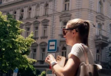 Žena čeká na zastávce.