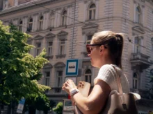 Žena čeká na zastávce.