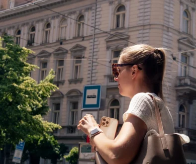 Žena čeká na zastávce.