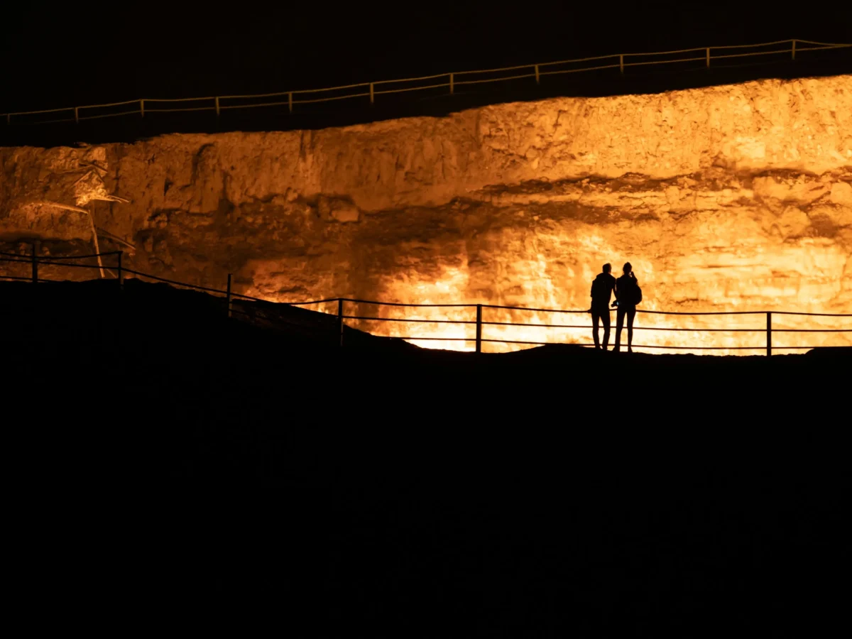 Turisté u Brány do pekla.
