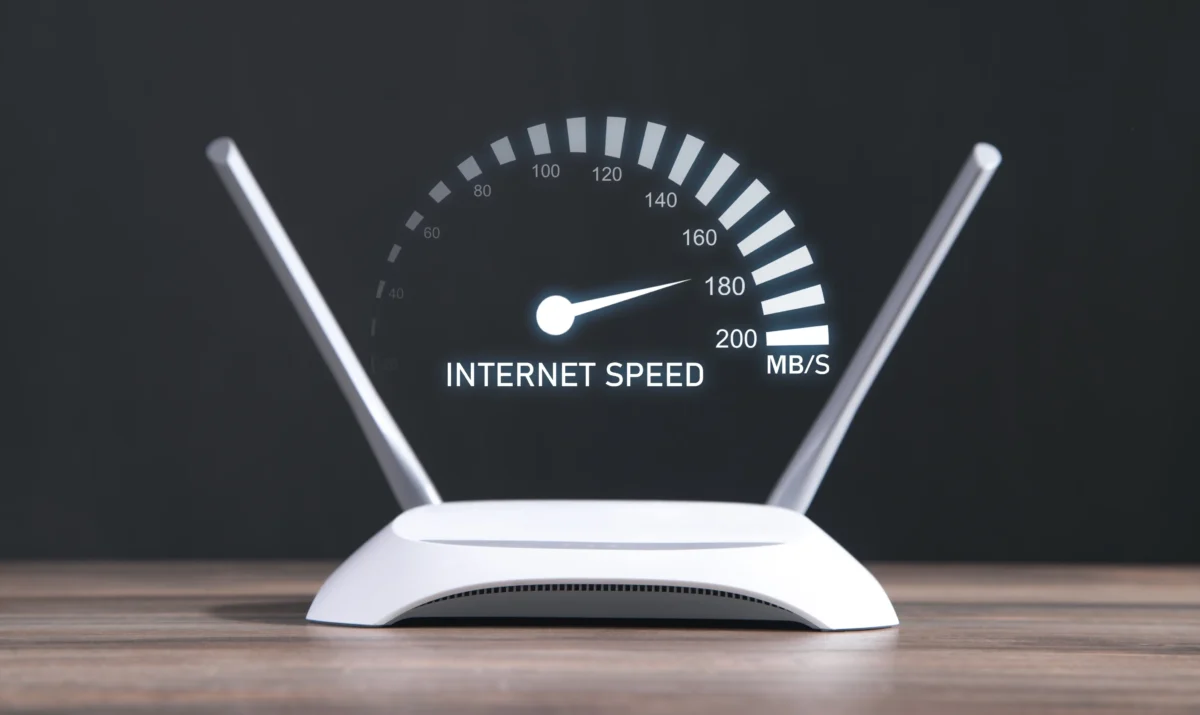 Rychlost internetu ukazující se nad routerem