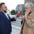 Oldřich Kaiser stojí u mikrofonu.