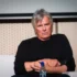 Richard Dean Anderson sedí a tváří se naštvaně.