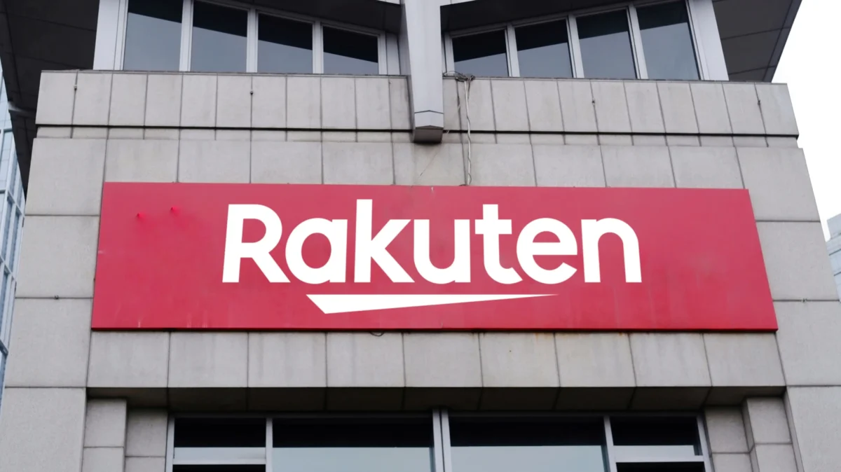 Nápis Rakuten na budově