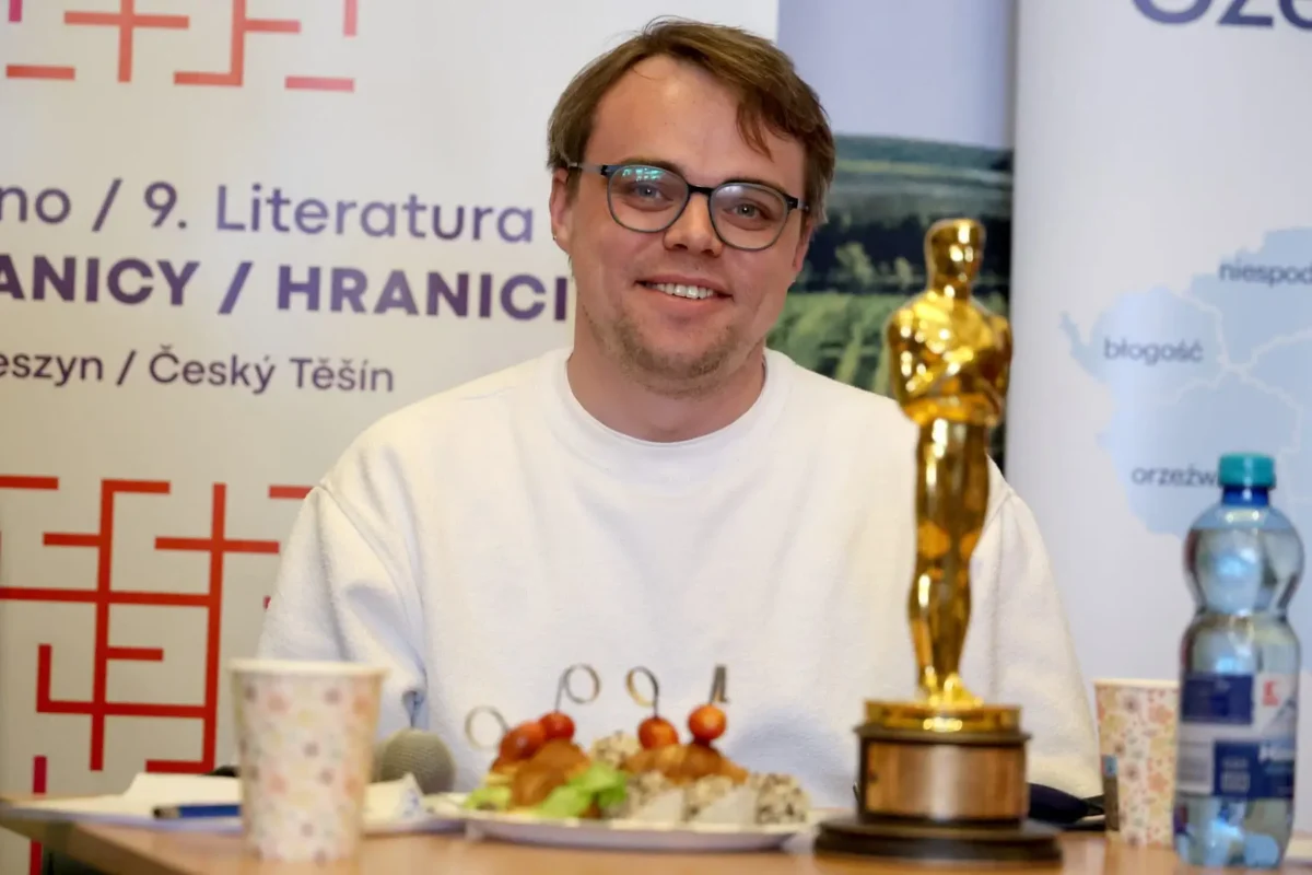 Pavel Talankin s Oscarem za snímek Pan Nikdo proti Putinovi. Zdroj: Profimedia