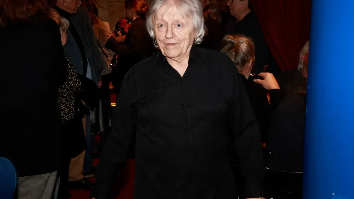 Václav Neckář jde.