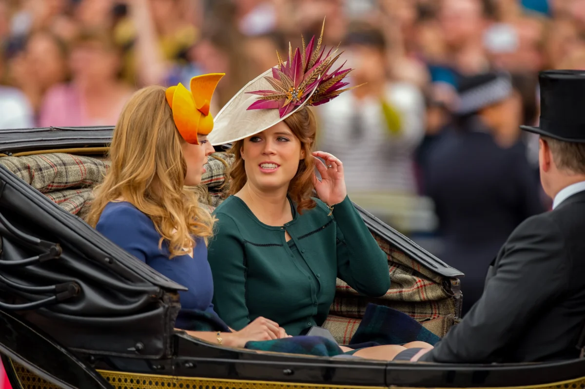 Princezna Eugenie sedí v kočáru. 