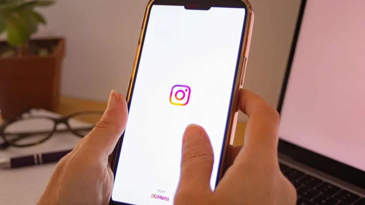 Na mobilu běží aplikace Instagramu.