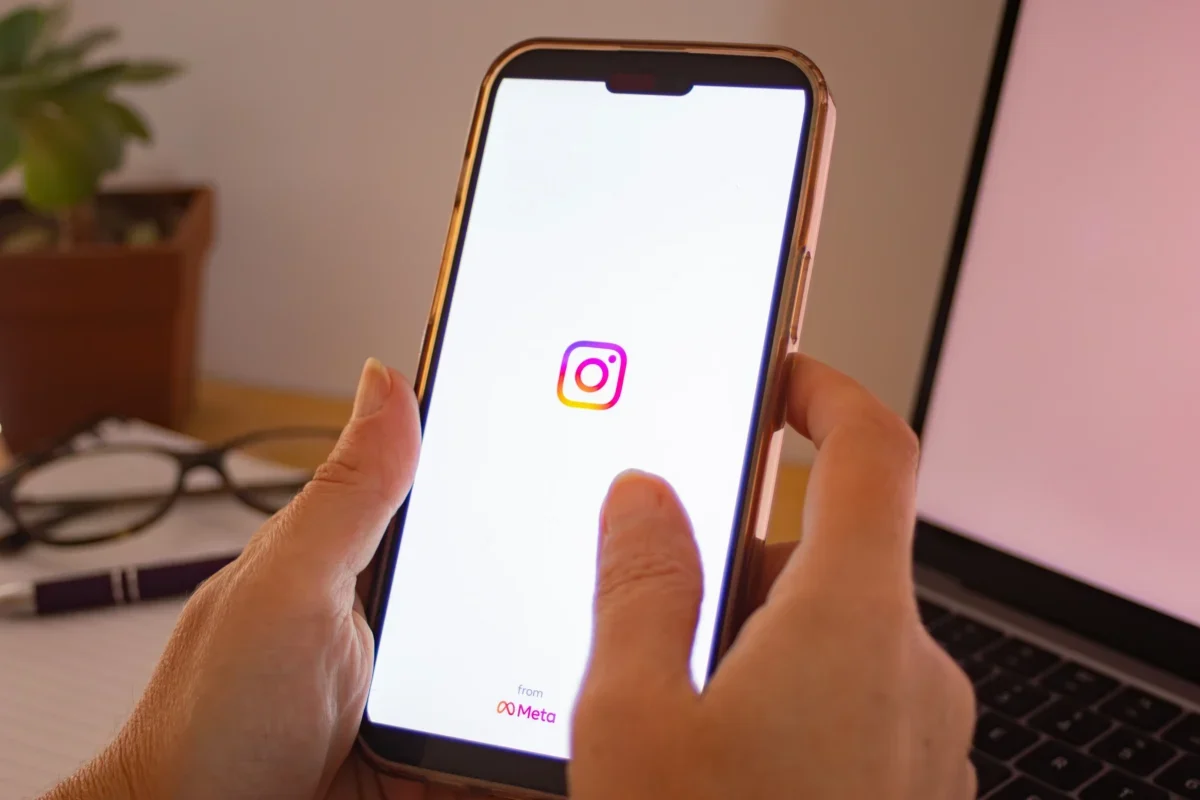 Na mobilu běží aplikace Instagramu.