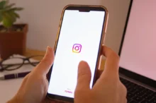 Na mobilu běží aplikace Instagramu.