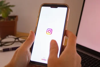 Na mobilu běží aplikace Instagramu.