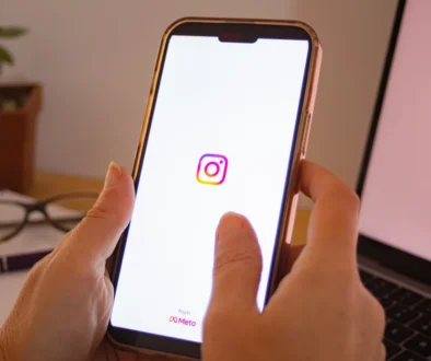 Na mobilu běží aplikace Instagramu.