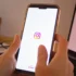Na mobilu běží aplikace Instagramu.