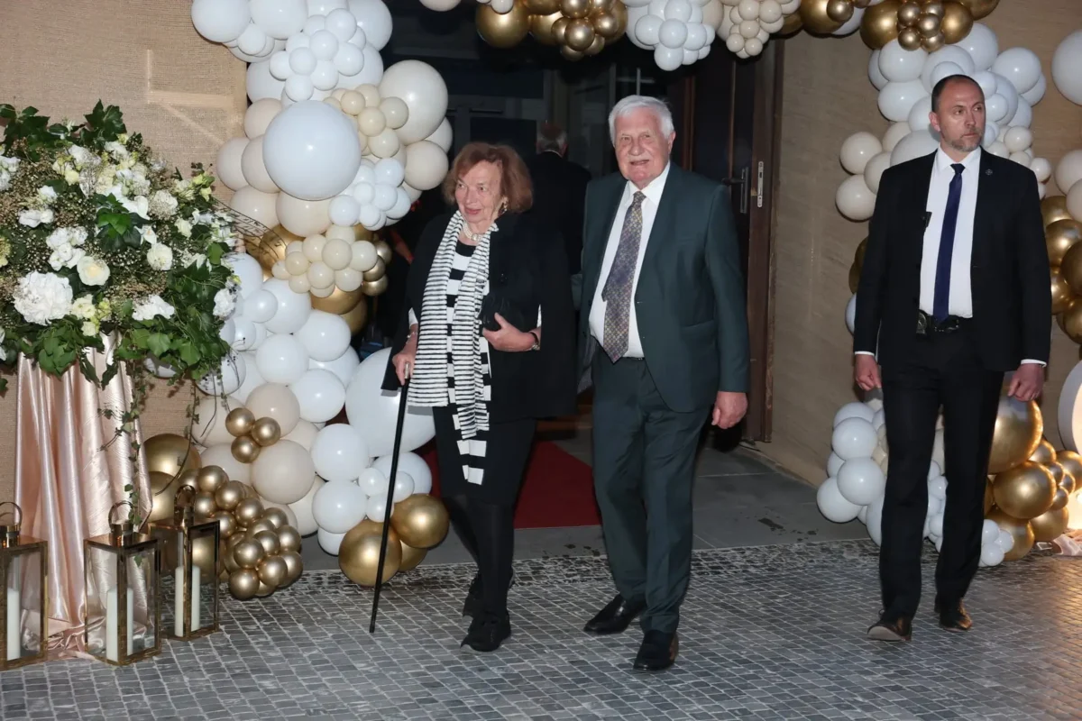 Popřát dorazil bývalý český prezident Václav Klaus s manželkou Livií. Zdroj: Profimedia