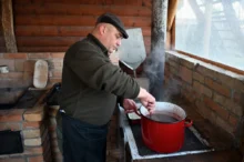 Muž míchající hrnec.