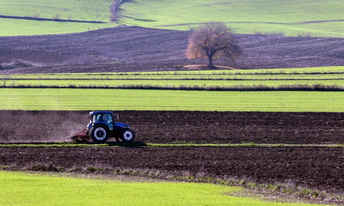 Traktor na poli.