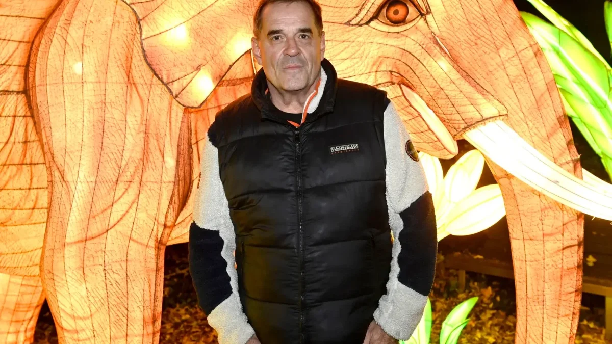 Miroslav Etzler pózuje na fotku.