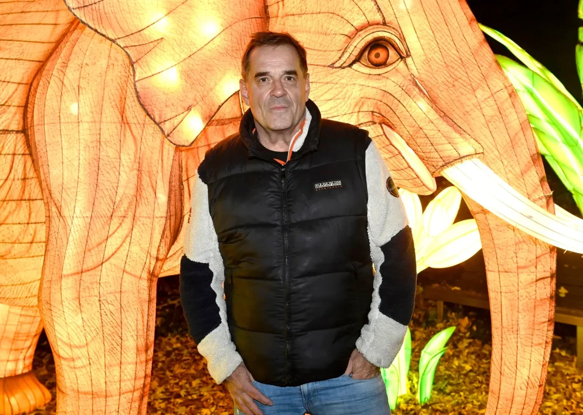 Miroslav Etzler pózuje na fotku.
