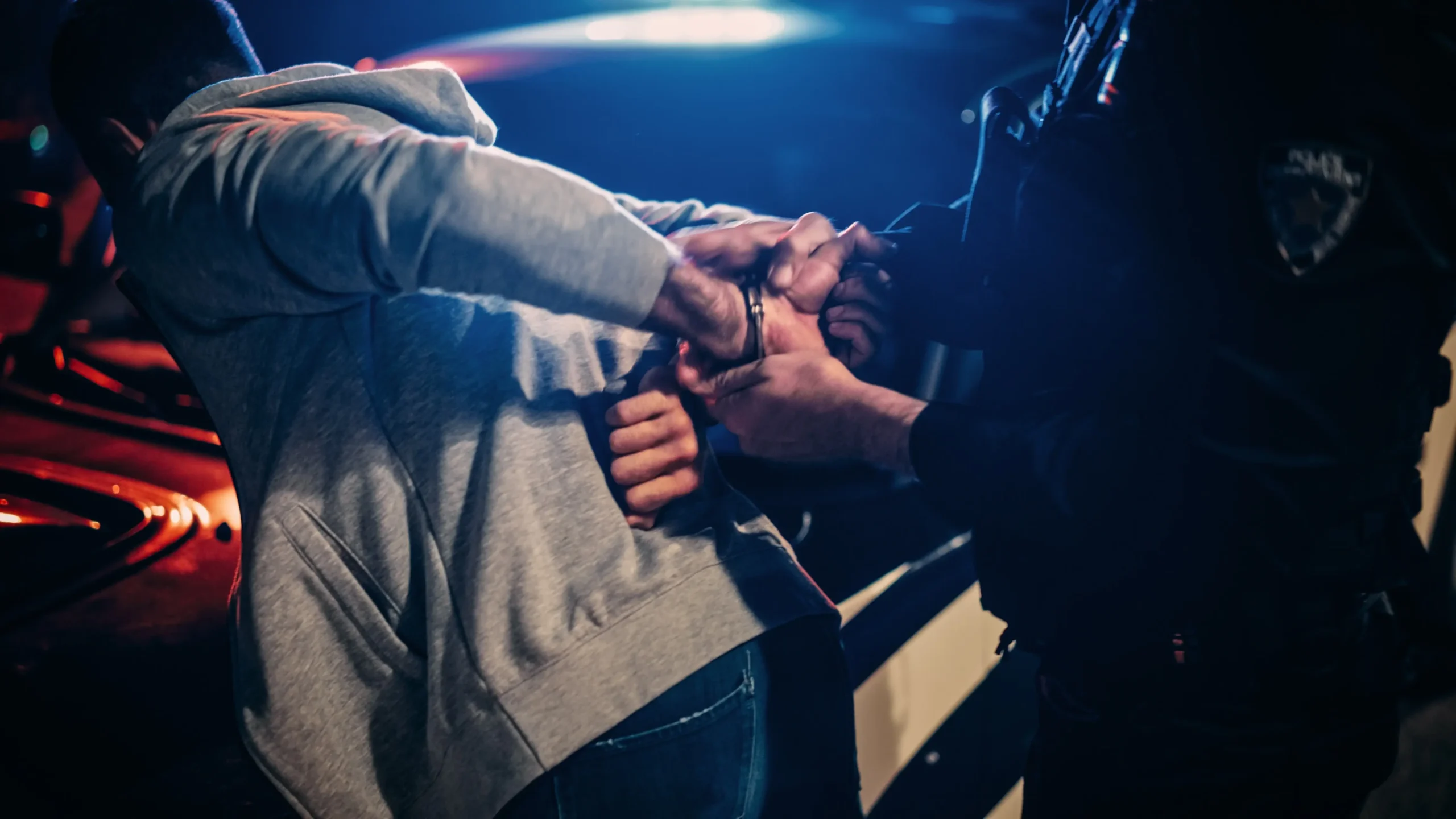 shutterstock_2232056691 1 | TVGURU.cz Policista zatýká muže