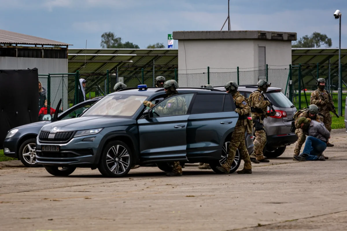 Policisté u auta.