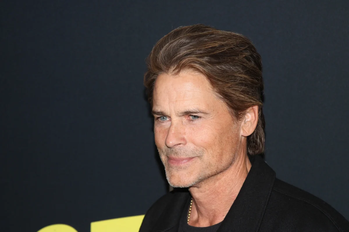 Rob Lowe má hlavu natočenou do strany. 