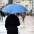 Žena nad sebou drží deštník.