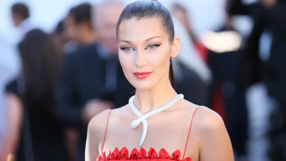 Bella Hadid pózuje na fotku.