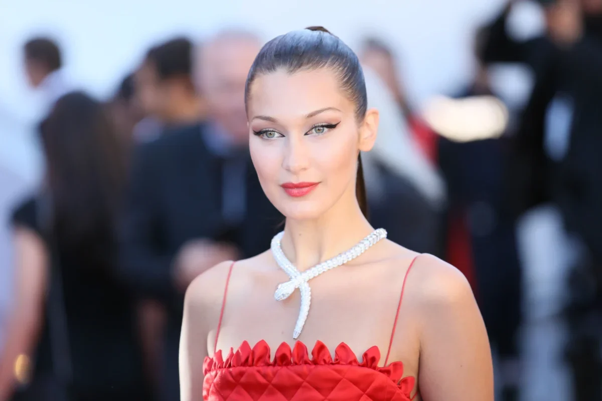 Bella Hadid pózuje na fotku.