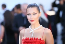 Bella Hadid pózuje na fotku.