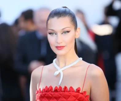 Bella Hadid pózuje na fotku.
