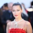 Bella Hadid pózuje na fotku.