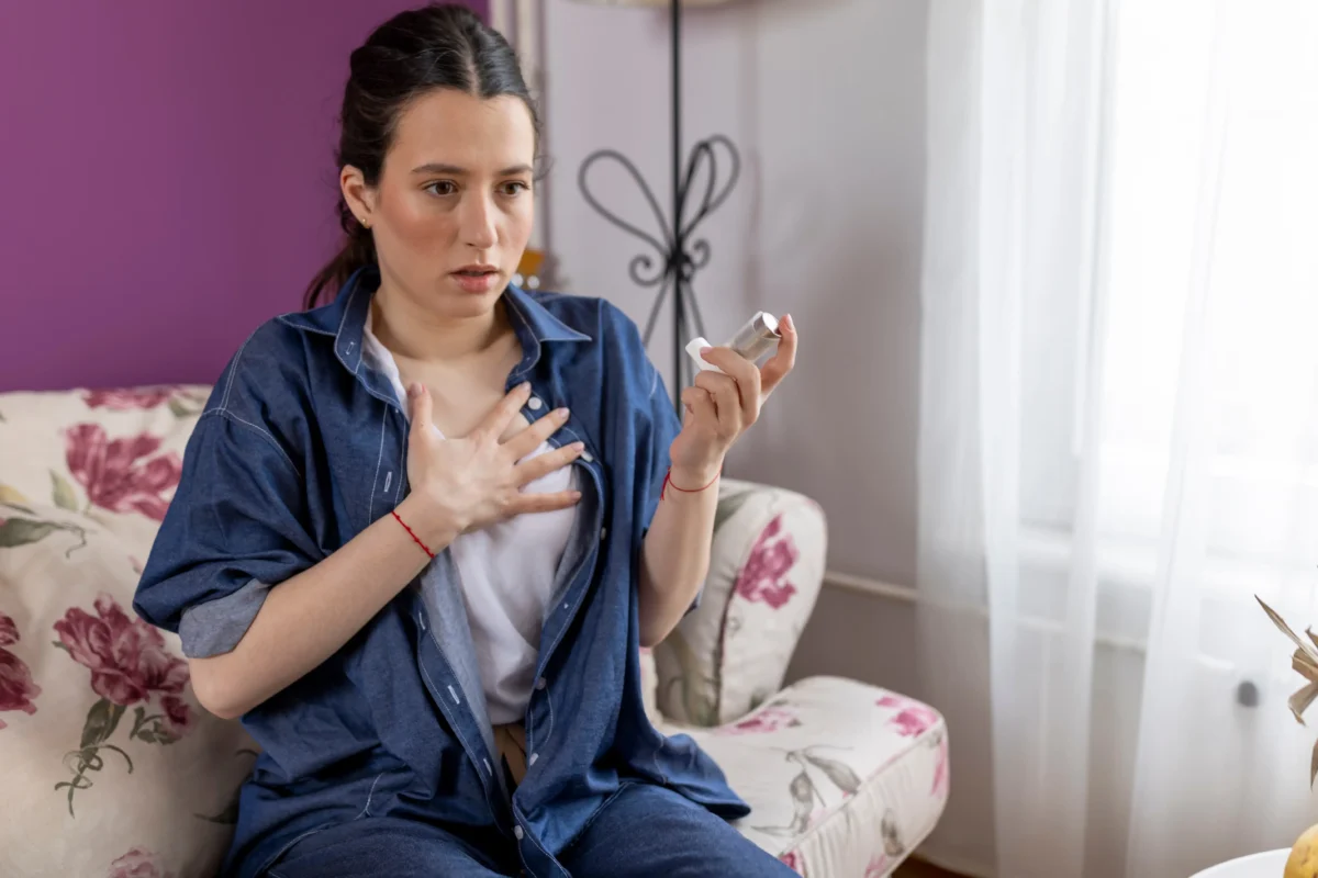 Roztoči mohou vyvolat i problémy s dušností. Zdroj: Shutterstock | TVGURU.cz Kašlající žena.