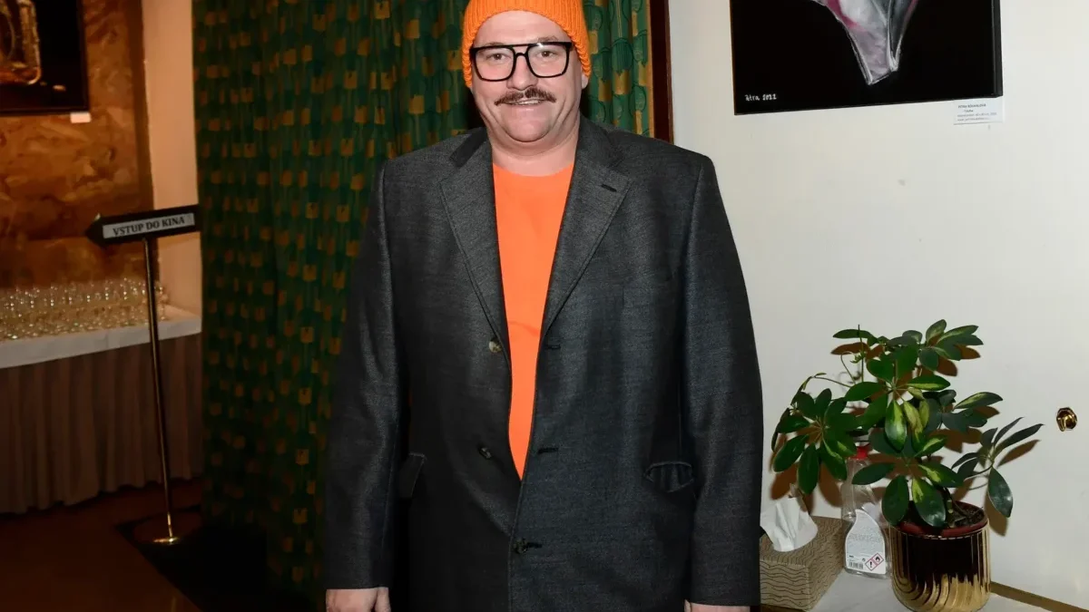 Marek Taclík stojí a pózuje na fotku.