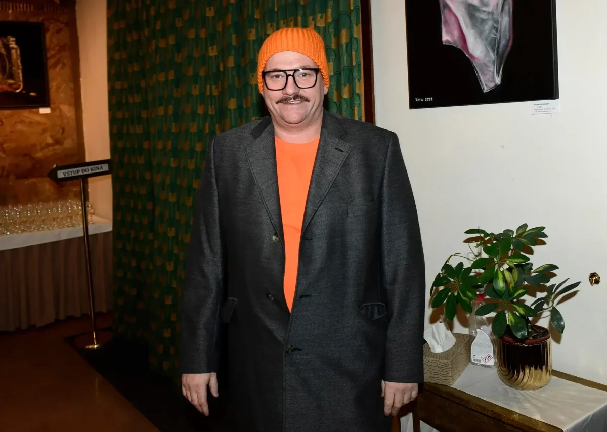 Marek Taclík stojí a pózuje na fotku.