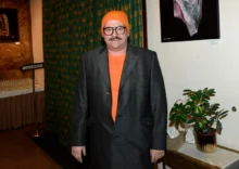 Marek Taclík stojí a pózuje na fotku.