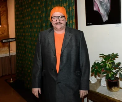 Marek Taclík stojí a pózuje na fotku.