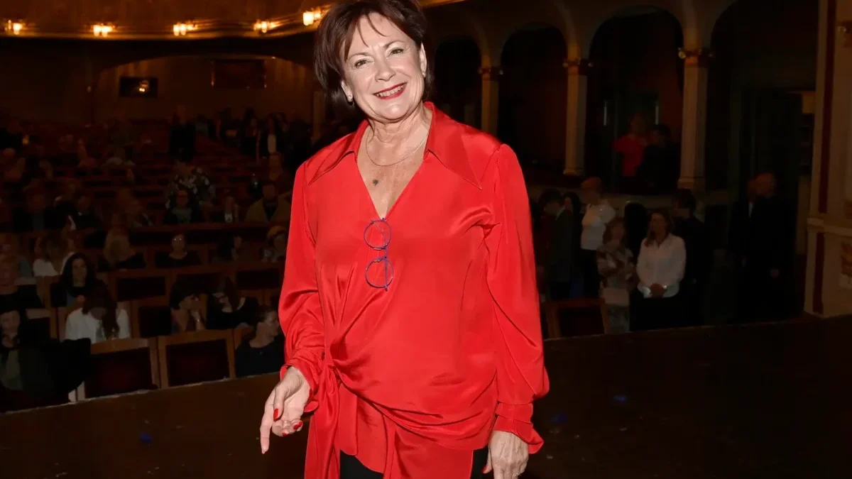 Ilona Svobodová se usmívá.
